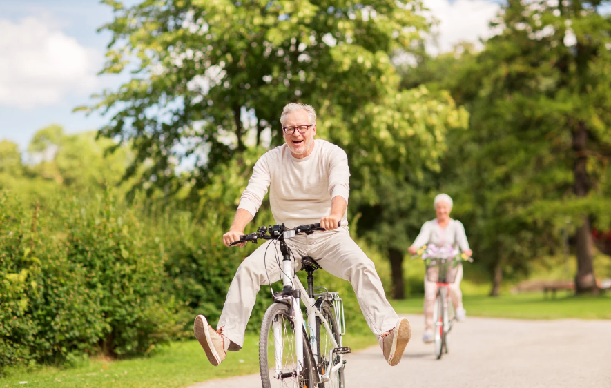 un homme heureux qui fait du vélo et qui s'amuse à lever ses jambes